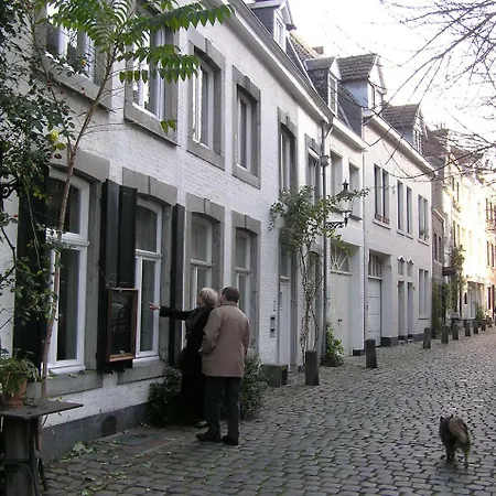 Logis Pastis ホテル 2*