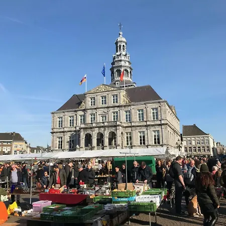 Logis Pastis فندق